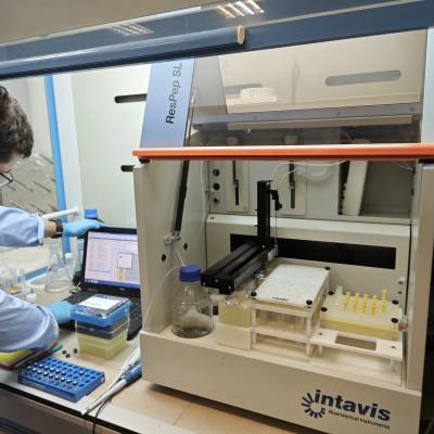 Automated peptide synthesizer INTAVIS ResPep SLi